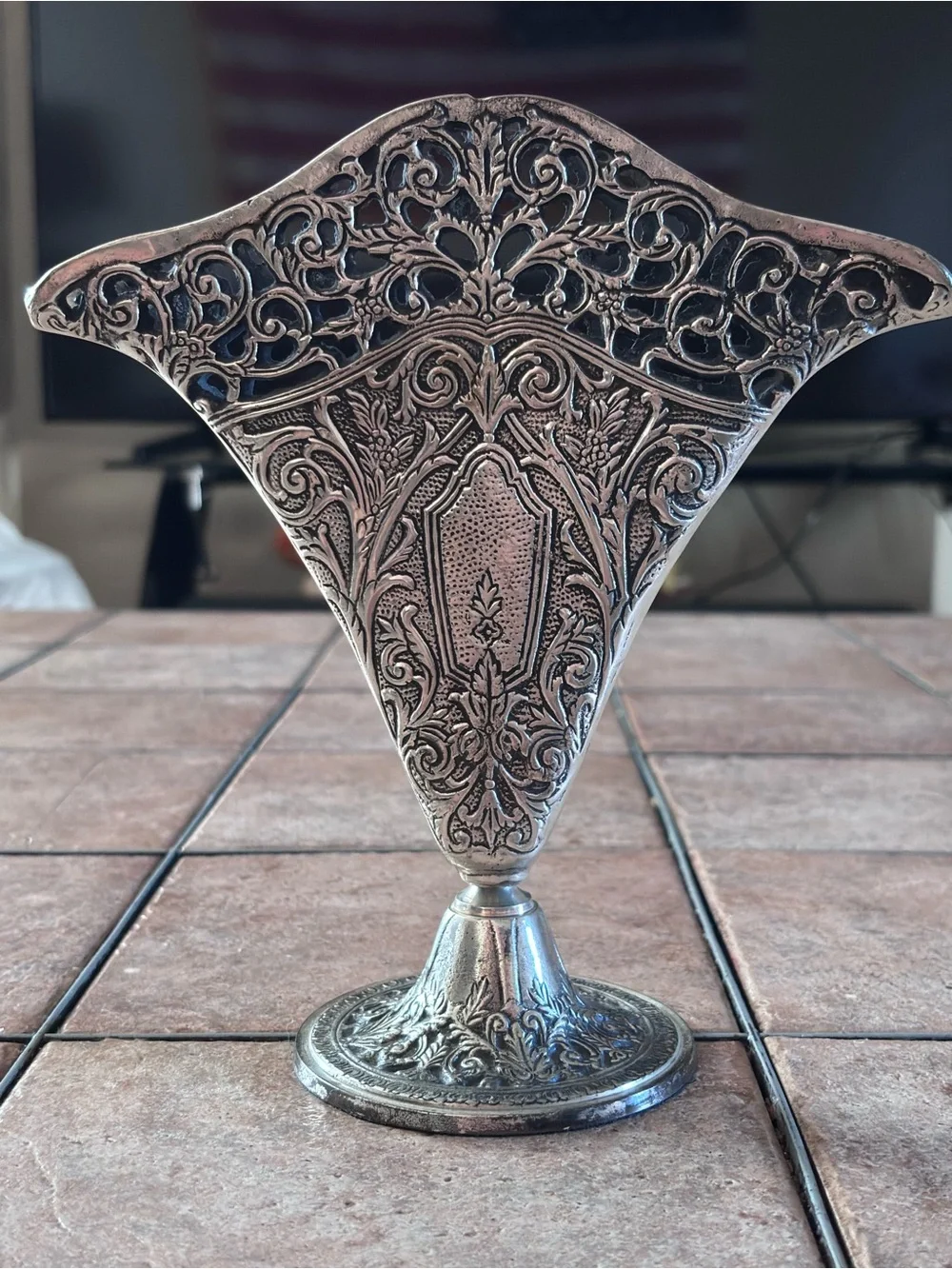Vintage Bombay ORNATE FAN SHAPED PIERCED FILIGREE FLOWER VASE - Silver Tone